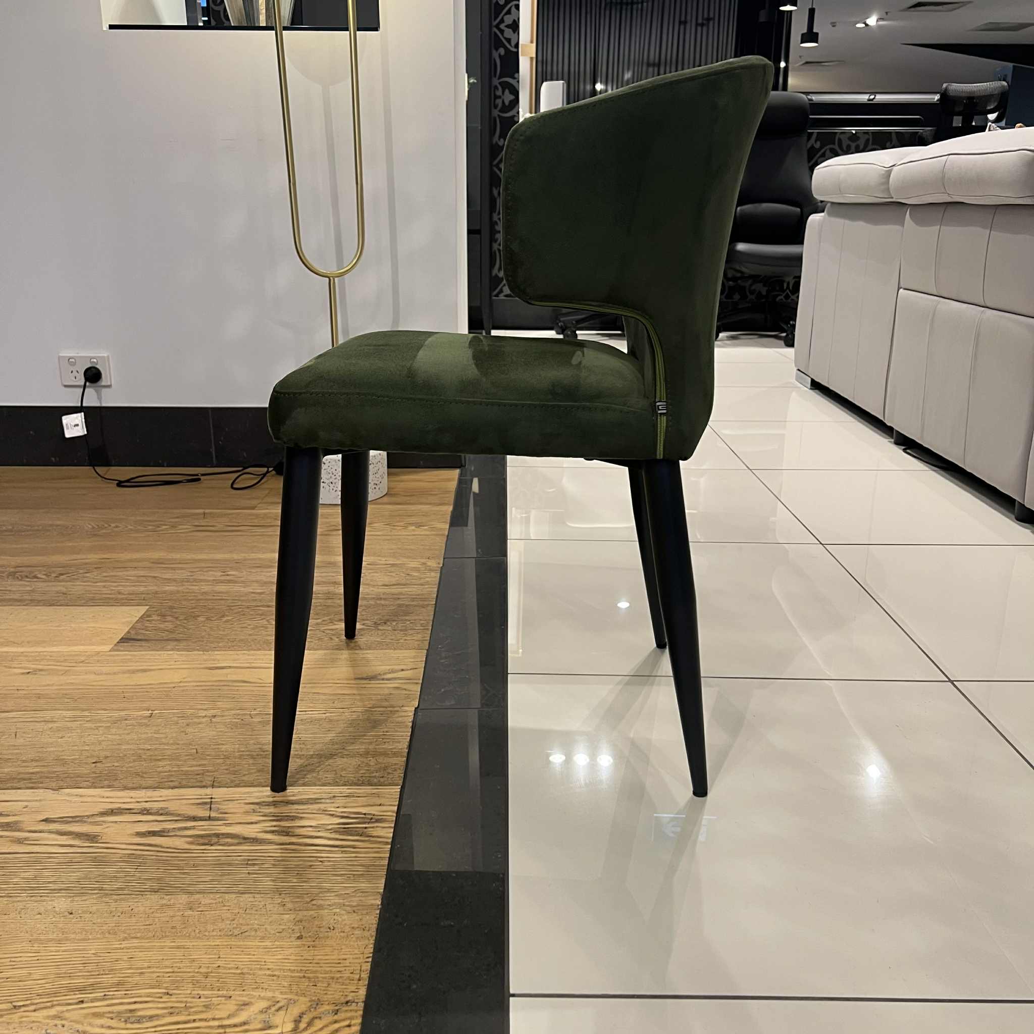 Veyron Round Dining Table with 4 Noa Dining Chairs Clearance - Image 5